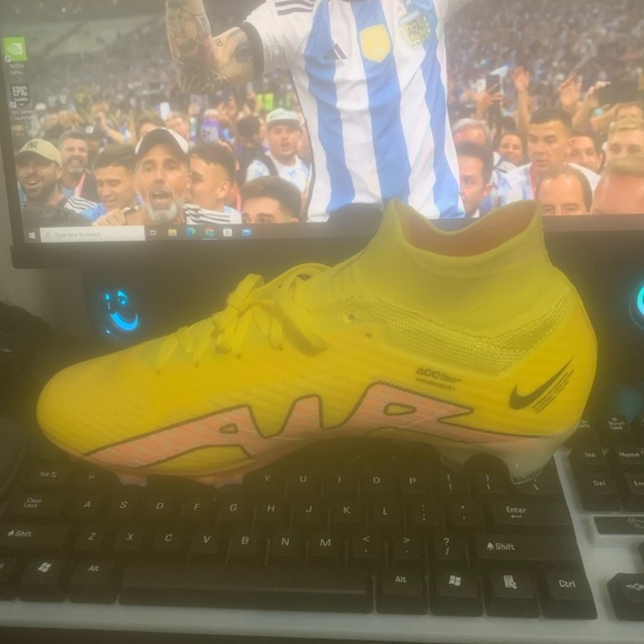 Soccer cleats - Picture 3 of 4